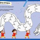"Wiggling dragon" und weitere Anweisungen. Drei Kinder in rot-gelben Outfits halten einen gepunkteten Drachen.