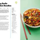 „Honey Garlic Chicken Noodles“ Rezept mit Zutaten, Zubereitung und einem Bild von Nudelgericht in Schüssel.