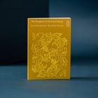 "The Daughters of the Late Colonel" von Katherine Mansfield. Gelbes Buchcover mit floralen Illustrationen.