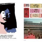 Links unten: "THE ROLLING STONES 1978 WORLD TOUR SUPERDOME NEW ORLEANS JULY 13, 1978". Illustration eines Gesichts. Rechts oben: Konzertkarten. Rechts unten: Sänger auf Bühne vor großem Stadionpublikum.