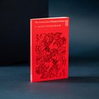 "The Curious Case of Benjamin Button" von F. Scott Fitzgerald. Rotes Buch mit floralen Illustrationen auf dem Cover.