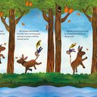 Ein Esel tanzt fröhlich unter Bäumen. Ein kleines Kind in buntem Outfit hält sich fest. Schmetterlinge fliegen umher.