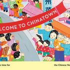 Banner: "WELCOME TO CHINATOWN", Menschen versammelt; fröhliche, bunte Atmosphäre einer Parade.