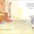 Zwei Kinder und ein Baby lesen zusammen auf einem Sofa. Ein weiterer Junge liegt kopfüber auf einem Sessel mit einer Katze.