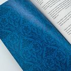 Rechts: Textseite mit Zitaten. Links: Blaues, floral gemustertes Vorsatzpapier.