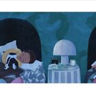 Links steht: "There's a brother with freckles, a sister without, and a dog with a spot at the end of his snout." Zwei Kinder schlafen in Betten, eines mit einem Hund. Dazwischen ein Nachttisch mit Lampe, Buch, Fernglas und Tasse.