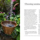„Choosing sustainable materials.“ Links Blumen und Topfbrunnen, rechts Text über nachhaltige Gartenmaterialien.