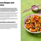"King Prawns Ginger and Spring Onion" Rezept mit Zutaten und Anleitung. Rechts ist ein Teller Garnelen mit Frühlingszwiebeln.