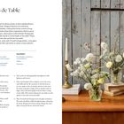 "Petits Centres de Table" und "Petite Table Centerpieces". Links Anweisungen für Blumenarrangements, rechts Blumen in Vasen.