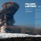„VOLCANIC LIGHTNING. LAVA LAYS DOWN THE BEAT. LIGHTNING IS THE BLISTERING GUITAR SOLO.“ zeigt Vulkaneruption.