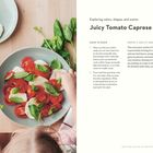 "Juicy Tomato Caprese Salad"; Links: Teller mit Tomaten, Mozzarella, Basilikum. Rechts: Rezepttext und Hinweise.