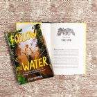 Das Buch „Follow the Water“ von Ellen Cochrane liegt auf einer offenen Seite mit dem Prolog „The Vow“.