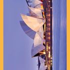 Keine Texte. Geometrische Illustration der Oper von Sydney vor einem lila Himmel, eingerahmt von orangefarbenem Rand.