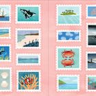 Illustration von bunten Briefmarken: Wale, Inseln, Schiffe, Leuchttürme, Fische und Meereslandschaften auf rosa Hintergrund.