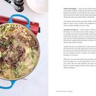 Rezepttext für Bulgogi-Zubereitung neben einem Bild von einem Topf voller Gemüse und Fleisch in Brühe. Hände mit Zange.