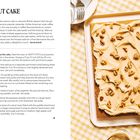 Text: "COFFEE-WALNUT CAKE." Links Rezeptanleitung; rechts heller Kuchen mit cremefarbiger Glasur und Walnüssen dekoriert.