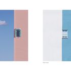 Links: Text "Crete, Greece", rosa Wand mit Fenster, blauer Himmel und Wolke. Rechts: Text "Orebro, Sweden", weiße und blaue Wand mit Fenster.
