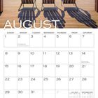 Der Text "AUGUST" in großen Buchstaben. Kalender zeigt Monat August 2027. Drei Holzstühle mit Blick auf einen See mit Booten.