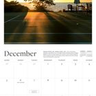 Ein Kalenderblatt für Dezember. Oben sieht man eine Strandlandschaft mit Tisch, Stühlen und Sonnenschirm bei Sonnenuntergang.