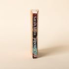 Buchrücken mit Text: "Sarah Moss, Ripeness, Picador". Es steht aufrecht auf einem hellen Hintergrund.