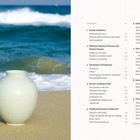 Links weißes Keramikgefäß auf Sandstrand, dahinter Meereswellen. Rechts Inhaltsverzeichnis zu koreanischer Ästhetik.