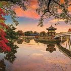 Hyangwonjeong Pavillon, Gyeongbokgung-Palast. Herbstliche Landschaft mit Pavillon, Teich und Brücke bei Sonnenuntergang.