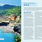 Text: Monterosso Walk. Monterosso's old town beaches. Landschaftsaufnahme einer Küstenstadt mit bunten Gebäuden und Strand.