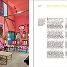 Kapitel drei, "The Summer House", Text auf rechter Seite. 
Linke Seite: Raum in kräftigem Rot mit gestreiften Möbeln, hellen Holzböden.