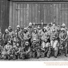 „The next generation of hunter-conservationists at a crossbow deer hunt in upstate New York.“ Gruppe in Tarnkleidung posiert.