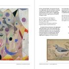 Links: Buntes abstraktes Gemälde mit Buchstaben und Formen. Rechts: Text über Nachtigallen und kleine Vogelillustration.