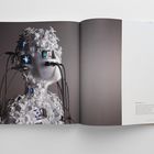 "FILES. Atelier, 2004" steht auf der rechten Seite. Eine Skulptur mit Blüten und vier Bildschirmen, die mit Kabeln verbunden sind.