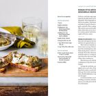 ROMAN-STYLE ARTICHOKE & MOZZARELLA CROSTONI. Rezept mit Zutatenliste und Anweisungen neben einem Arrangement aus Brot und Artischocken.