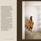 Text: "A CERTAIN KIND OF OPTIMISM: PEOPLE WHO CHOOSE DIFFICULT BUILDINGS". 

Eine Person läuft barfuß eine Treppe hinauf, im Hintergrund helle Wände.