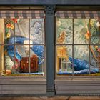 Texte: "L’ANNÉE DU DRAGON" und "Transformation New Beginnings Fortune". Illustration eines blauen Drachens in einem Schaufenster.