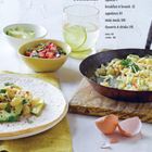 Text: contents. Introduction 6, eggsentials 8, breakfast & brunch 12, appetizers 81, main meals 106, desserts & drinks 140.

Szene: Ein Tisch mit Tortilla, Gemüsebeilagen und einem Getränk mit Limette.