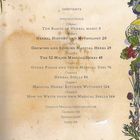 Inhaltsangabe mit 8 Kapiteln zu Kräutermagie, Mythen und magischen Anwendungen, umrahmt von floralen Illustrationen.