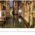 "Canal in Castello" steht oben links. Unten eine Kalenderübersicht des Monats April. Ansicht eines venezianischen Kanals bei Nacht.