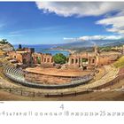 "Griechisches Theater in Taormina" und Kalenderzahlen. Alte Ruinen eines Theaters, blaues Meer und Berge im Hintergrund.