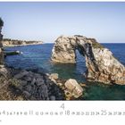 "Es Pontas" ist am unteren Rand zu lesen. Eine natürliche Felsbrücke ragt aus dem blauen Meer.