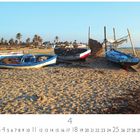 Text: "Fischerboote am Strand". Boote liegen auf einem sandigen Strand, Palmen im Hintergrund.