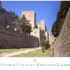 Text: "Stadtmauer", "4", "CASARES EDITION". Eine alte steinerne Stadtmauer mit Türmen unter klarem, blauem Himmel.