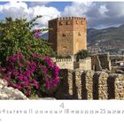 Alanya, 4. April. Casares Edition. Eine alte Festung mit roten Steinen, umgeben von rosa Bougainvillea und grünen Bergen.