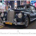 "Mercedes 300 Cabrio HTP-6809" steht auf einem New York State Nummernschild. Im Hintergrund Stadtleben bei Nacht.