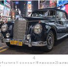 Text: "Mercedes 300 Cabrio", "New York State HTP-6809". Ein elegant restaurierter Oldtimer in einer belebten Stadtszene.