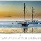 Kalenderblatt: Zahlen 1-30, hervorgehoben 4 und 25, "CASARES EDITION". Darauf zwei Boote bei Sonnenaufgang.