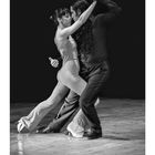 Kalender: April-Tage von 1 bis 30. Tanzpaar beim Tango auf einer Bühne. Schwarz-Weiß-Fotografie.