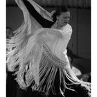 Kalenderseite: April, Casares Edition. Eine Flamenco-Tänzerin in intensiver Bewegung mit einem Schal.