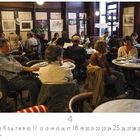 Café Hawelka, volle Tische mit plaudernden Menschen, warme Atmosphäre, klassische Café-Einrichtung.
