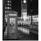 "TELEPHONE" auf einer roten Telefonzelle, im Hintergrund ist der Big Ben. Unten Kalender für April.