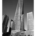 One World Tower. Unten ist ein Monatskalender mit den Zahlen 1 bis 30, beginnend mit dem 4. April. Schwarz-weiß.